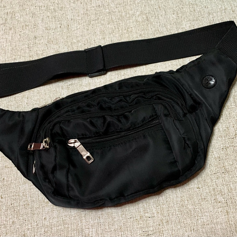 🦋funny bag, black color, satin fabric. excellent condition.🦋
🧿#BLKF